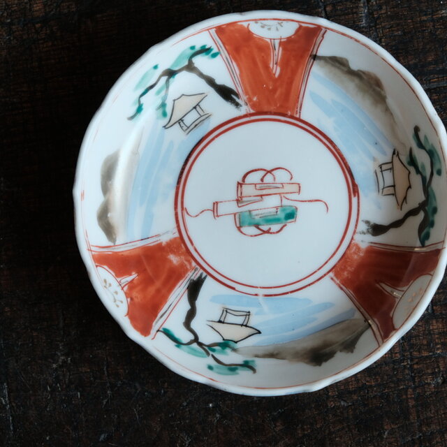 見込みに巻物◇素朴な風景図 瀬戸焼 赤絵金彩小皿 骨董/antiques 器 古