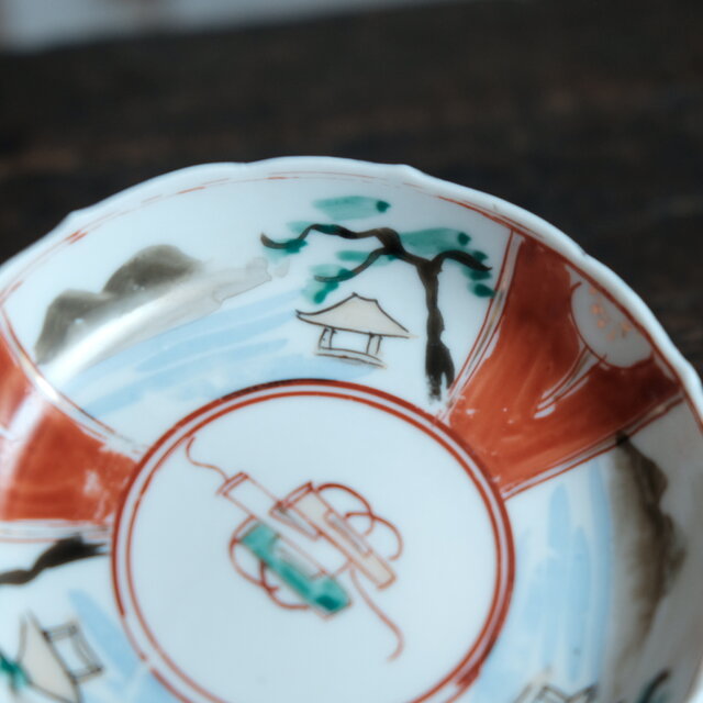 見込みに巻物◇素朴な風景図 瀬戸焼 赤絵金彩小皿 骨董/antiques 器 古