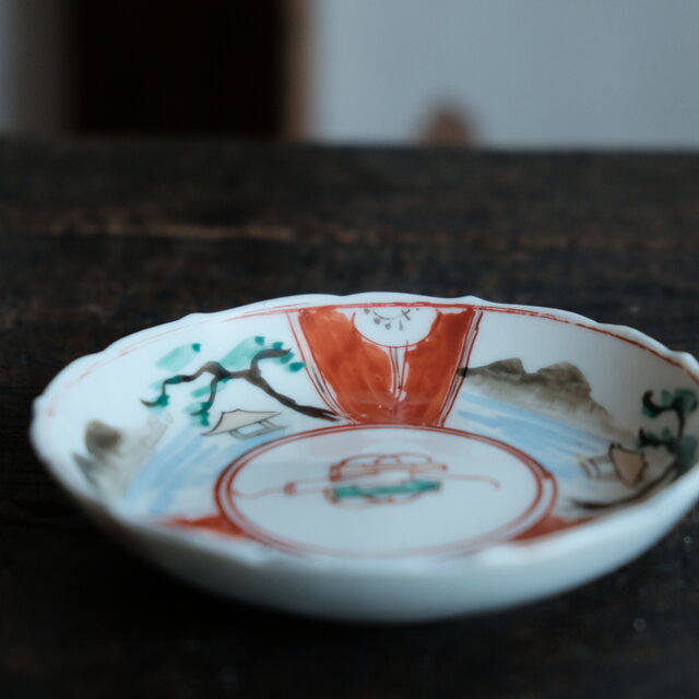 見込みに巻物◇素朴な風景図 瀬戸焼 赤絵金彩小皿 骨董/antiques 器 古