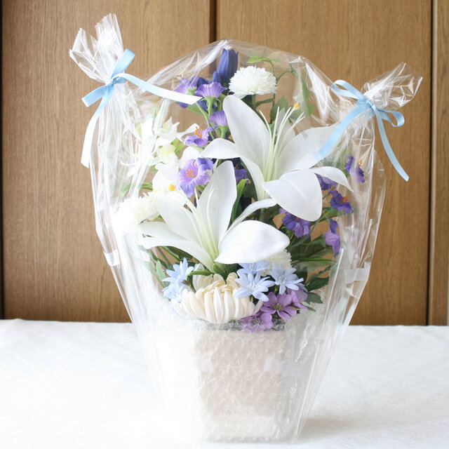 花器付き仏花 白ユリ 菊 胡蝶蘭 りんどう 造花 | iichi 日々の暮らしを