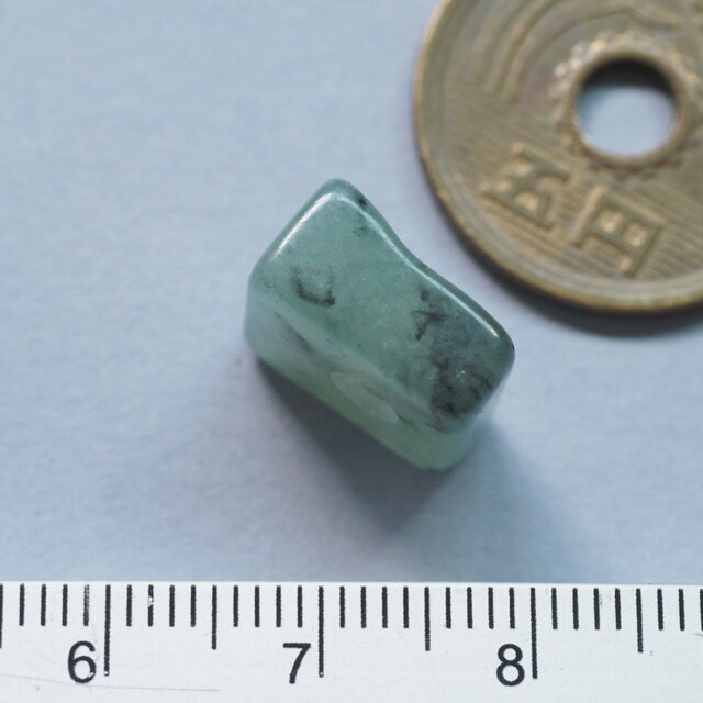 糸魚川翡翠 約3ミリ穴のいろんなビーズ07 | iichi 日々の暮らしを