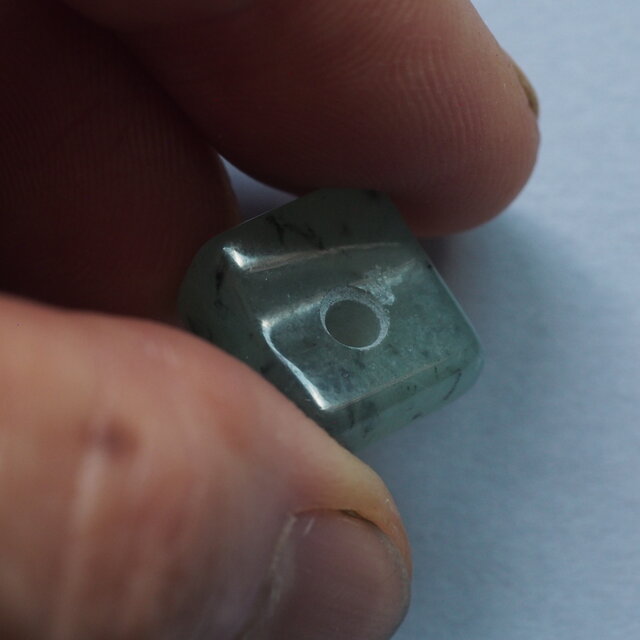 糸魚川翡翠 約3ミリ穴のいろんなビーズ07 | iichi 日々の暮らしを