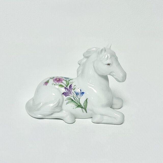 手描きの花の、馬のフィギュリン