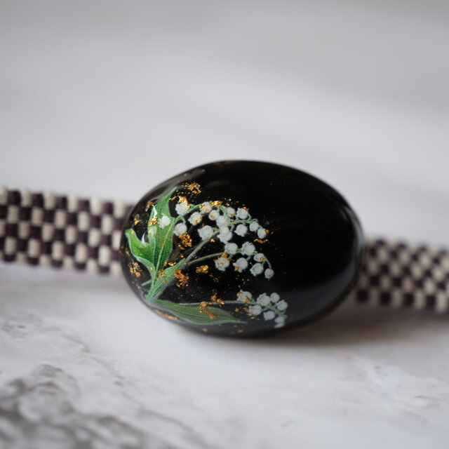 天然石黒瑪瑙（オニキス）と鈴蘭、金箔の帯留め ポニーフック ブローチ すずらん 浴衣