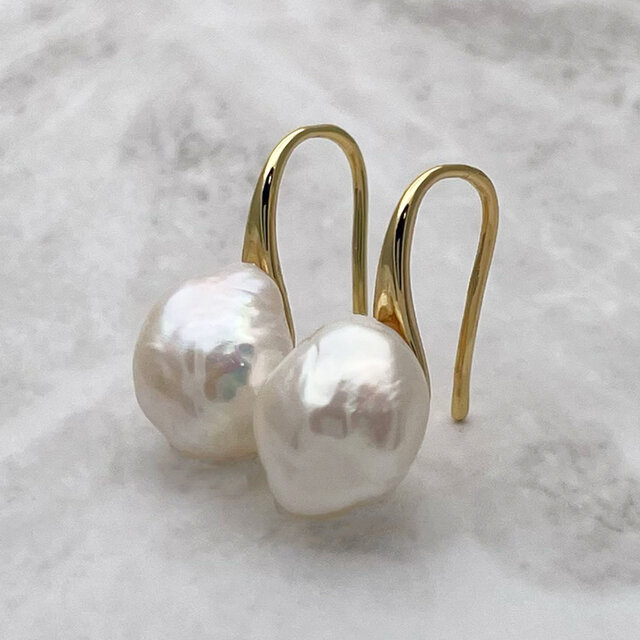 ちょっぴり大きな照りっ照りバロックパールのドロップピアス 11mm 12mm 真珠 フック 結婚 卒業 入学 卒園