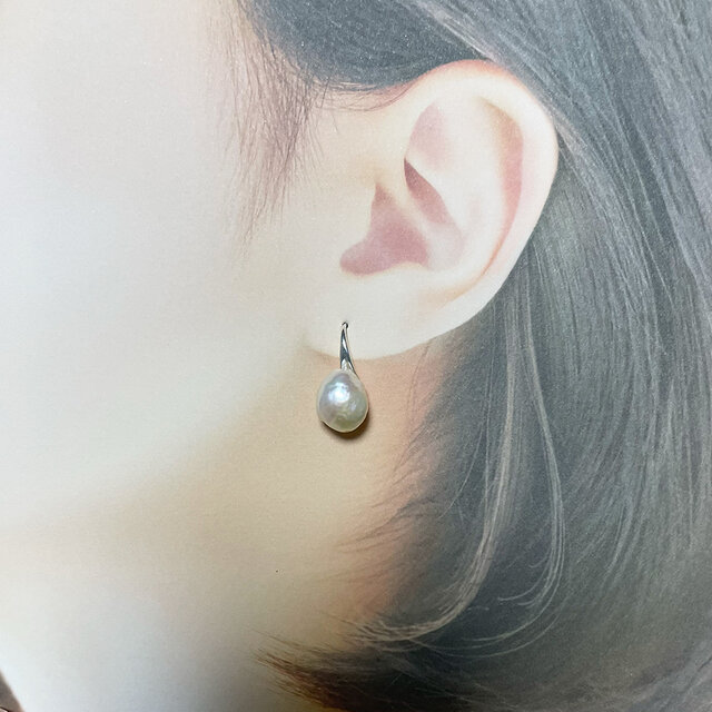 ちょっぴり大きな照りっ照りバロックパールのドロップピアス 11mm 12mm