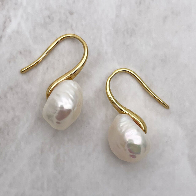 ちょっぴり大きな照りっ照りバロックパールのドロップピアス 11mm 12mm