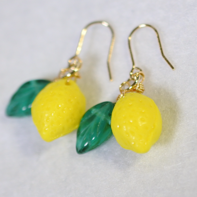 ゴールドチタンピアス・チェコビーズのレモン（ノーマルカラー）