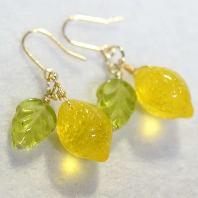 ゴールドチタンピアス・チェコビーズのレモン（クリアカラー）