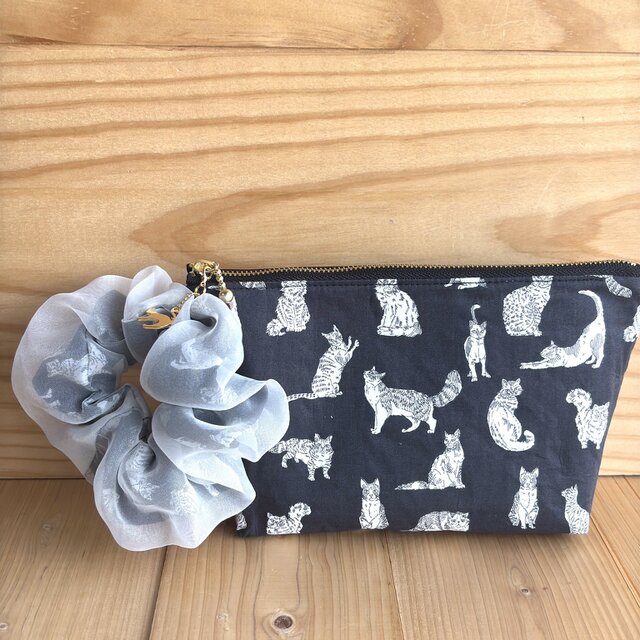 リバティ　シュシュチャーム付き　コスメポーチ　＜Meow＞(ミャオウ)