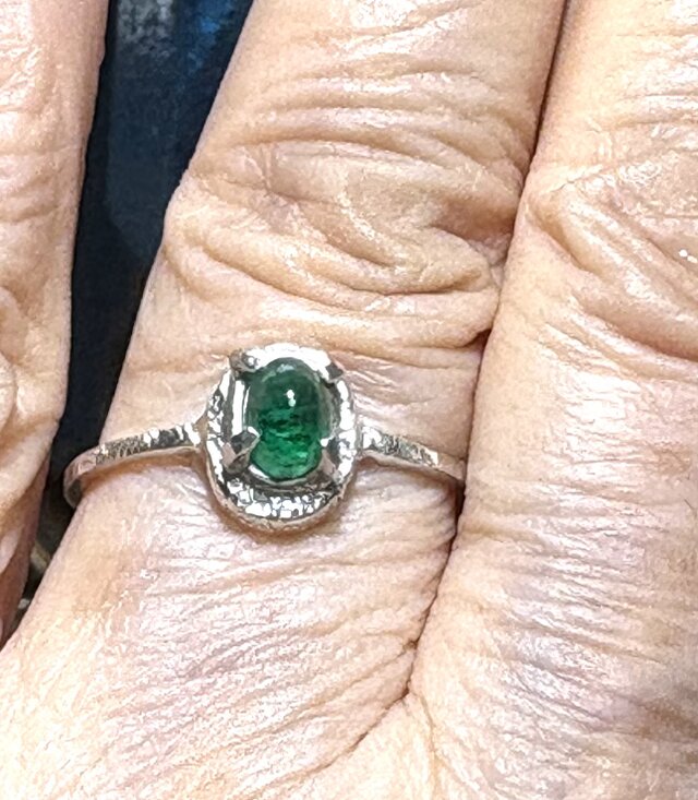 カボションエメラルド手彫りリング | iichi 日々の暮らしを心地よく