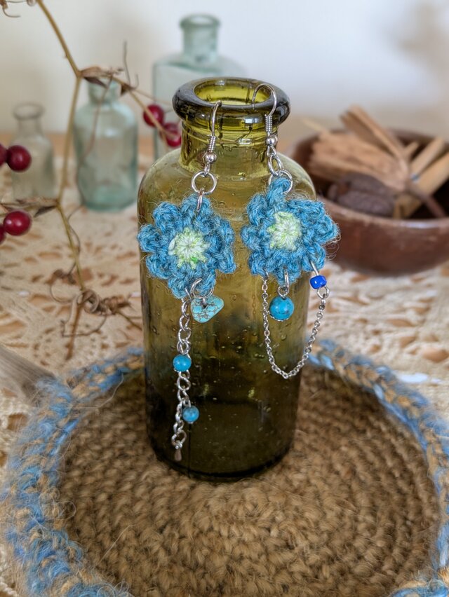 レトロブルーなお花のビーズ付きピアス