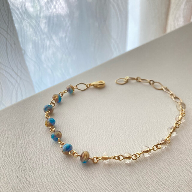 ブルーとブラウン、ホワイトが大人っぽい、小さめチェコガラスとチェーンのブレスレット No.C843