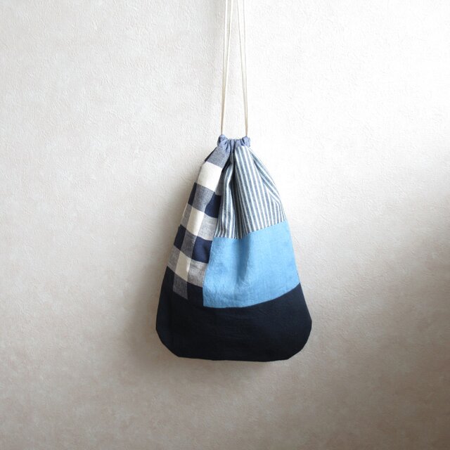 ほんのりまるくて細長いきんちゃく　パッチワーク、ネイビー　2
