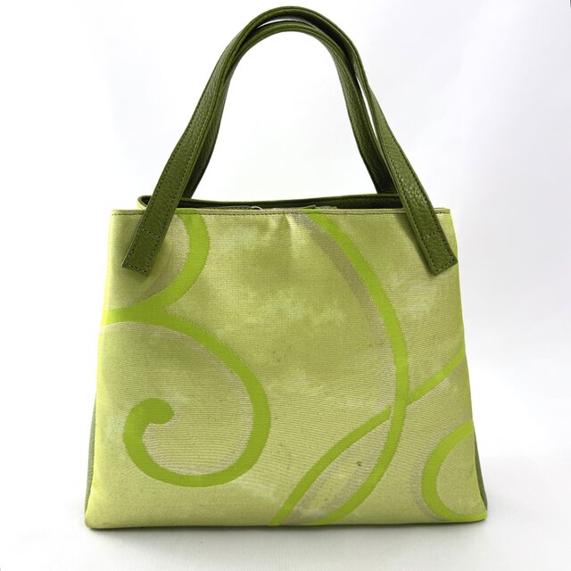 鮮やかな名古屋帯と本革のトートバッグ