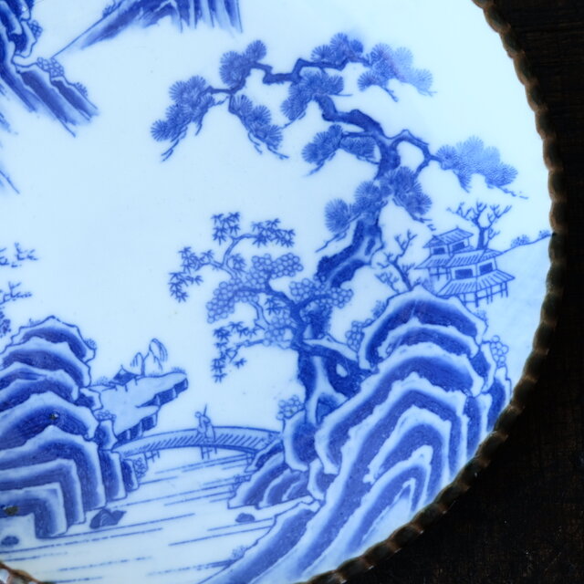 美品　古伊万里焼　染付け　角皿　山水図　飾り絵皿　年代物　藍の色合いが美しい 古伊万里焼 青染付の山水画 陶磁器特大皿 約46cm 骨董品 - メルカリ