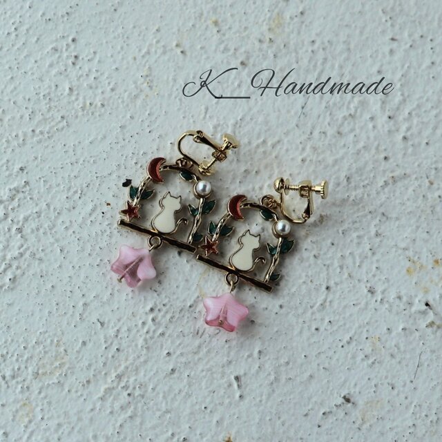 再販　赤い月の窓辺のネコとチェコガラスビーズの星 　イヤリング