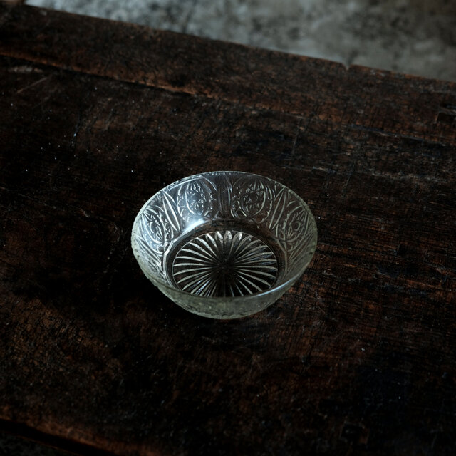 アイスクリームを乗せたくる◆プレスガラス小鉢　ウランガラス　古民家　古道具　骨董/antiques 暮らしに。明治〜大正時代