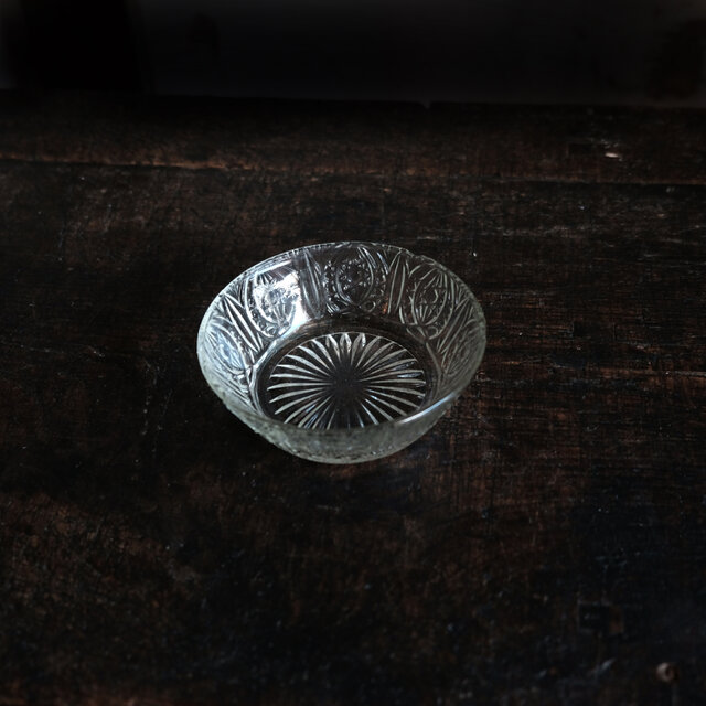 骨董　時代　希少瑠璃被せガラス　取手付き　プレス調　アイスクリームコップ　ウラン アイスクリームを乗せたくる◇プレスガラス小鉢 ウランガラス 古