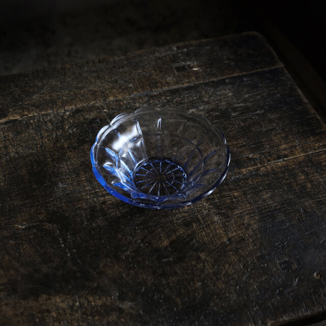 かき氷やあんみつを乗せたくなる◆プレスガラス波縁小鉢　古民家　古道具　ブルー　antiques 大正〜昭和初期