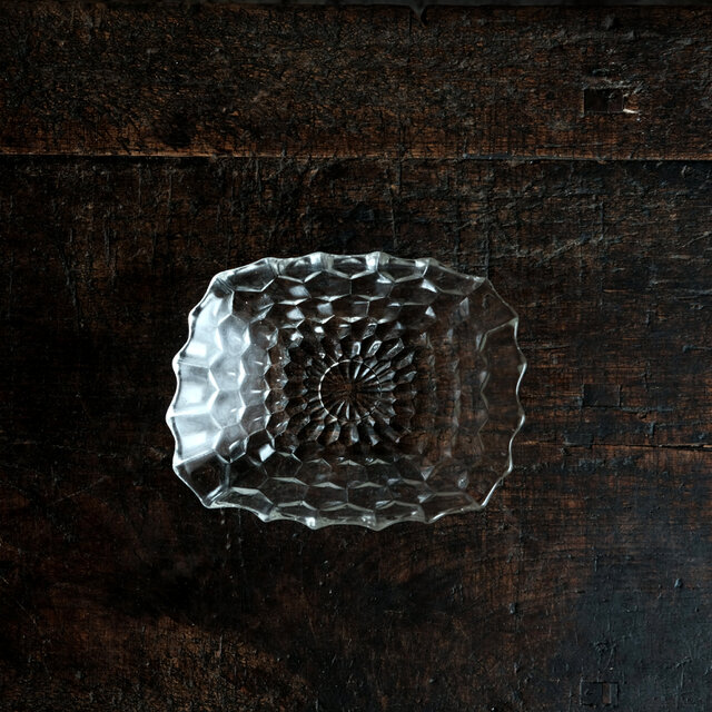 歪な形状◆ギザギザで素敵　プレスガラス変形皿　ビンテージ　古民家　古道具　暮らしに。昭和中〜後期