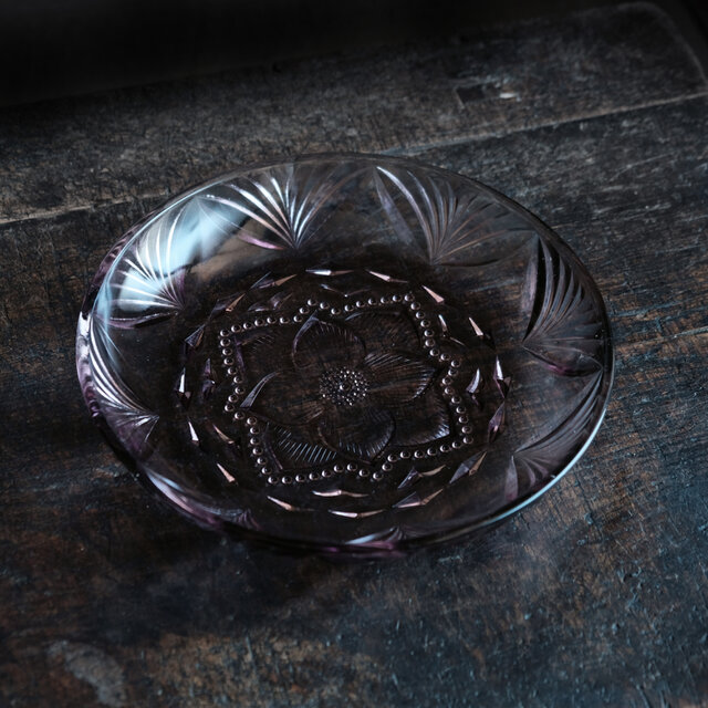 見込みに花文様◇昭和中期 プレスガラス中皿 vintage/antiques