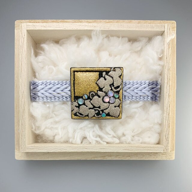 帯留め 葡萄紋 25mm角 彫刻 螺鈿 銀蒔絵 純金蒔絵 漆帯留 四角 | iichi