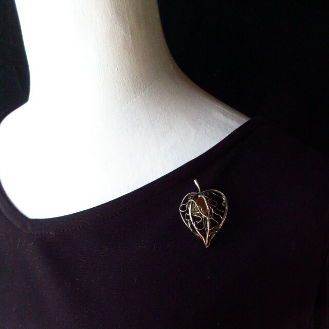 鬼灯・メノウのシルバー製ピンブローチ