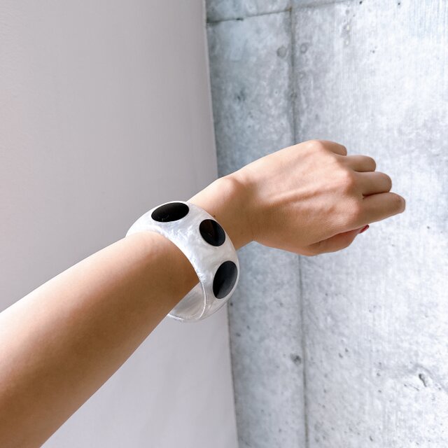 B154-ヴィンテージバングル 1950〜60s Silky Marble Black Polka Dots