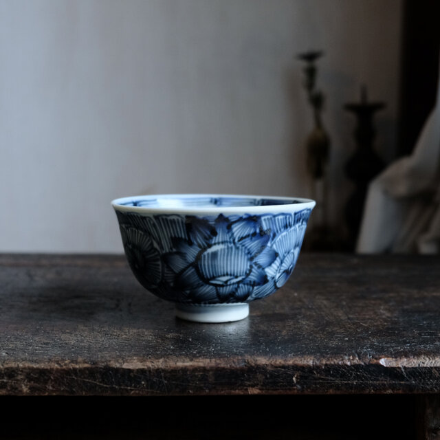 豪快な線描きの文様◆瀬戸焼　花文線描き染付碗　骨董・antiques 古道具　暮らしに。幕末〜明治期