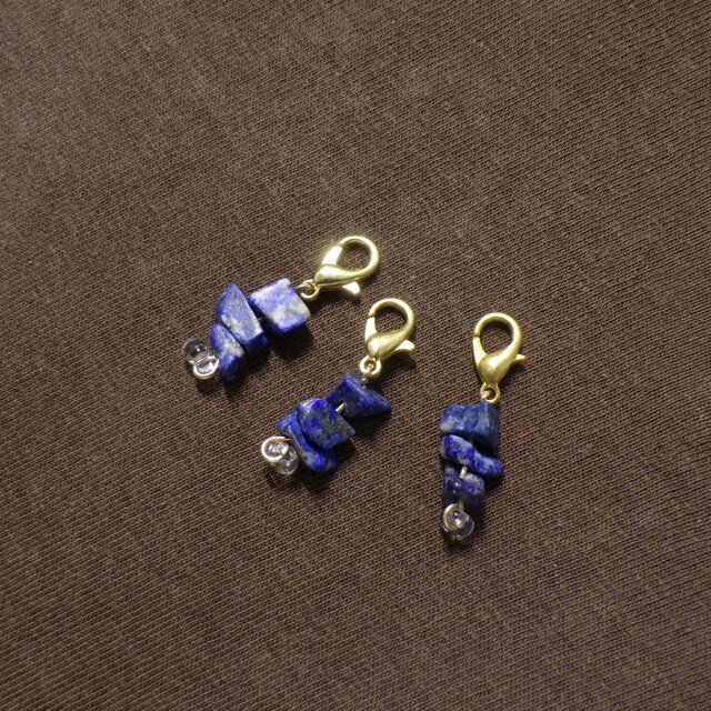 小さな天然石ラピスラズリのチャーム3点セット（青色）