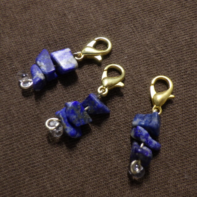 小さな天然石ラピスラズリのチャーム3点セット（青色） | iichi 日々の