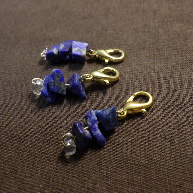小さな天然石ラピスラズリのチャーム3点セット（青色） | iichi 日々の