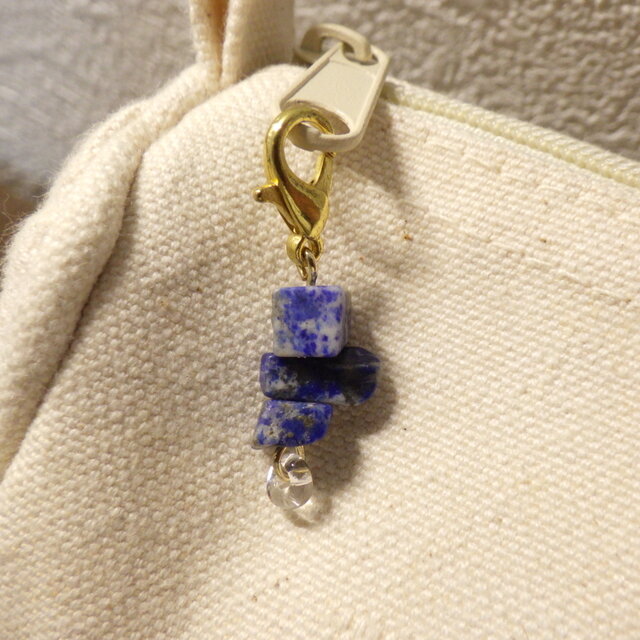 小さな天然石ラピスラズリのチャーム3点セット（青色） | iichi 日々の
