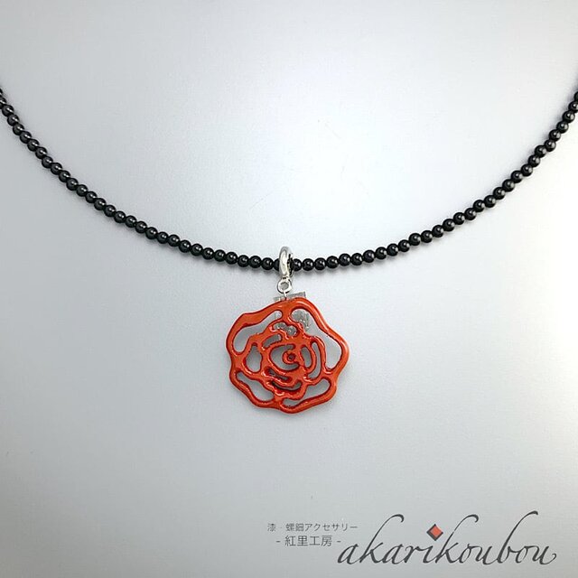 オニキス】漆ペンダント 赤 薔薇モチーフ 透かし彫り 朱漆 漆