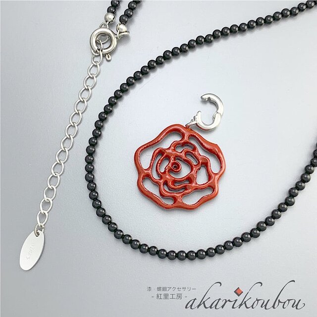 オニキス】漆ペンダント 赤 薔薇モチーフ 透かし彫り 朱漆 漆