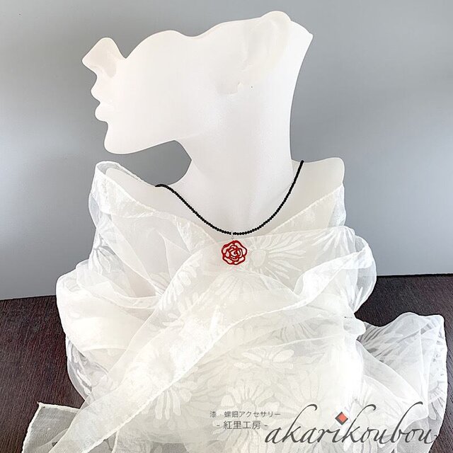 オニキス】漆ペンダント 赤 薔薇モチーフ 透かし彫り 朱漆 漆