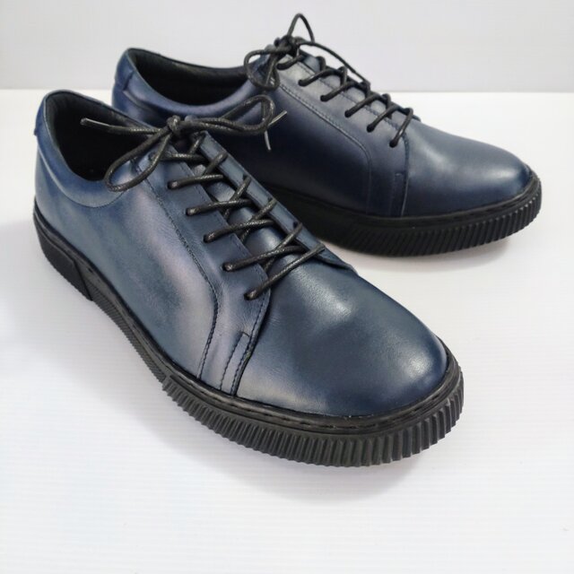 エレガントで高級感あるスニーカー ネイビーカラー ビジネスシーンを