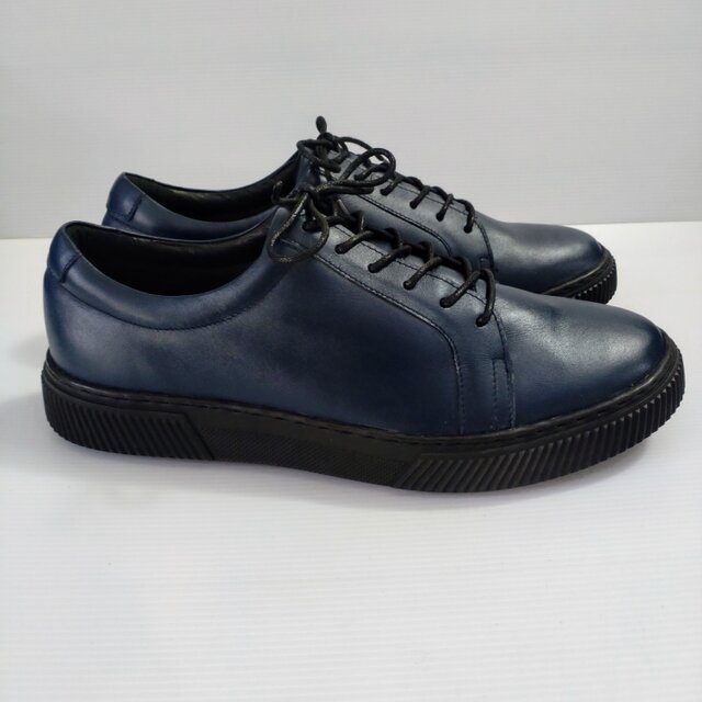 エレガントで高級感あるスニーカー ネイビーカラー ビジネスシーンを