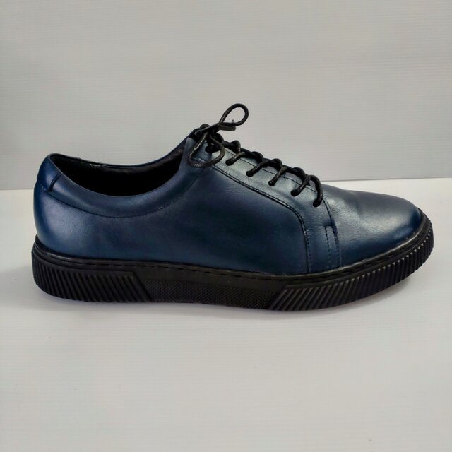 エレガントで高級感あるスニーカー ネイビーカラー ビジネスシーンを
