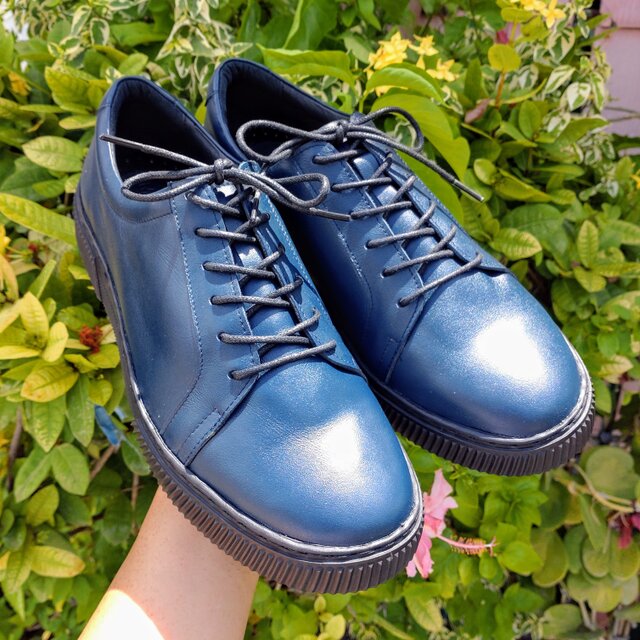 エレガントで高級感あるスニーカー ネイビーカラー ビジネスシーンを
