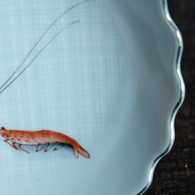 格子柄と海老◇美濃焼 青磁銀彩変形皿 刺身皿 丁寧な暮らしに。古民家