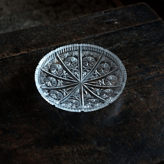 沢山の花文様◆素敵な形状。プレス・クリスタルガラス中皿　洋風　レトロ　暮らしに。昭和後期【縁に削げ】
