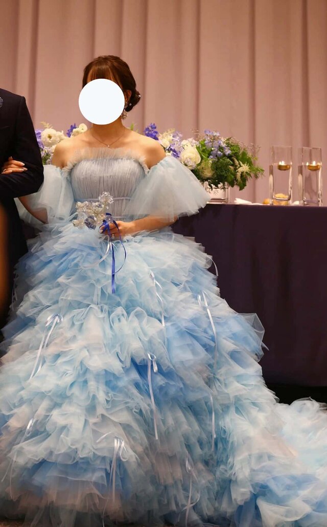 実例写真！カラードレス ブルー もこもこドレス ふわふわ袖 リボン グラデーション 披露宴/花嫁 可愛い
