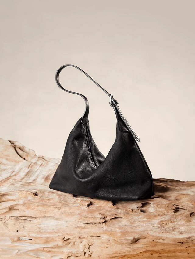 東洋の美意識を宿す、2WAYレザーホーボーバッグ｜水染め本革＆延長