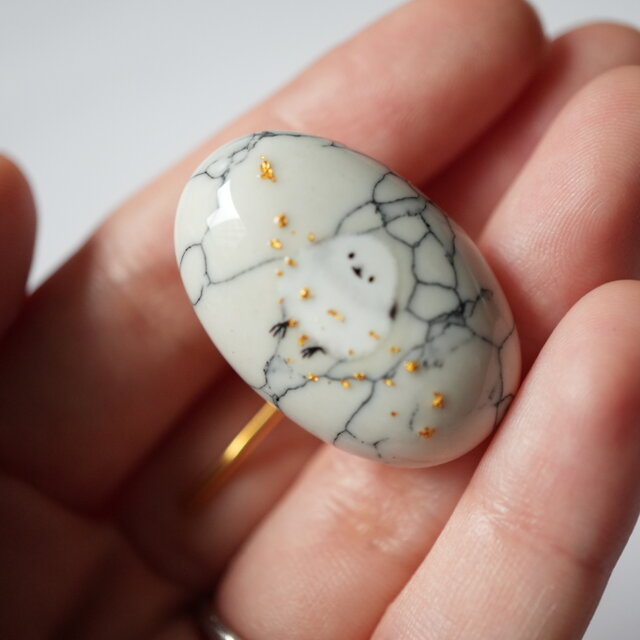 天然石ハウライトとシマエナガ、金箔のポニーフック 帯留め  ブローチ