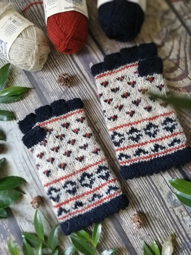 冬の休日〜紺と赤と白の模様編み指無し手袋