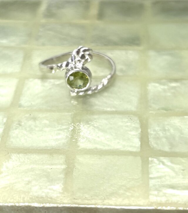 スフェーンのリング | iichi 日々の暮らしを心地よくするハンドメイド