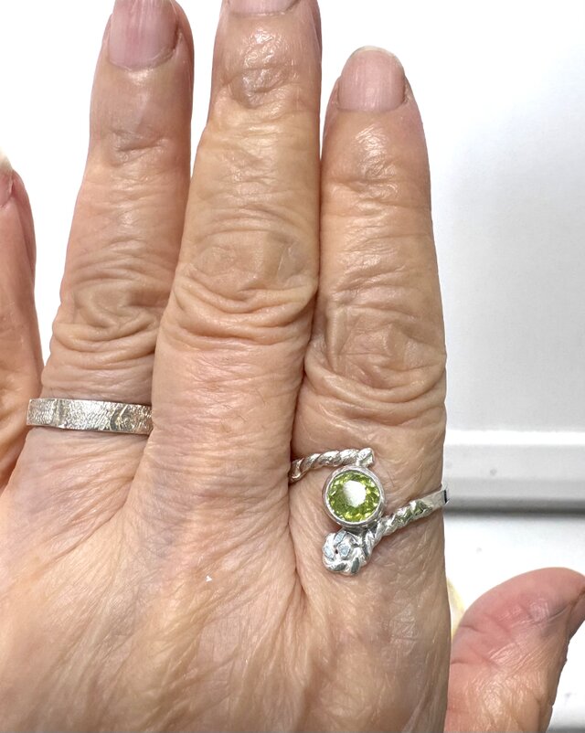 スフェーンのリング | iichi 日々の暮らしを心地よくする