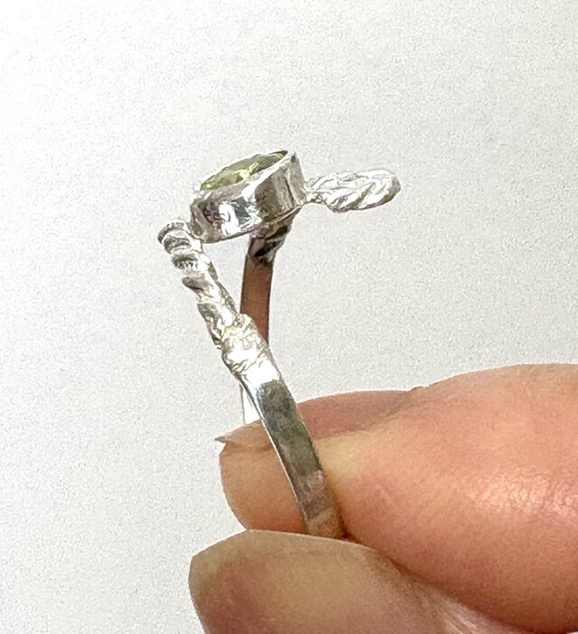 スフェーンのリング | iichi 日々の暮らしを心地よくする